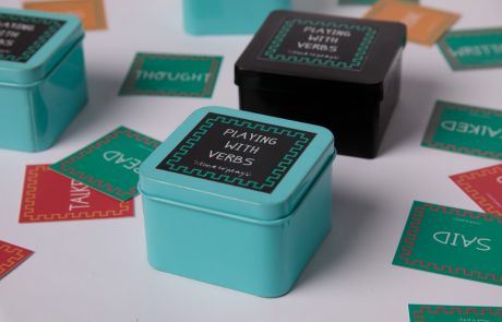 Jogo para ensinar verbos em inglês: Playing With Verbs